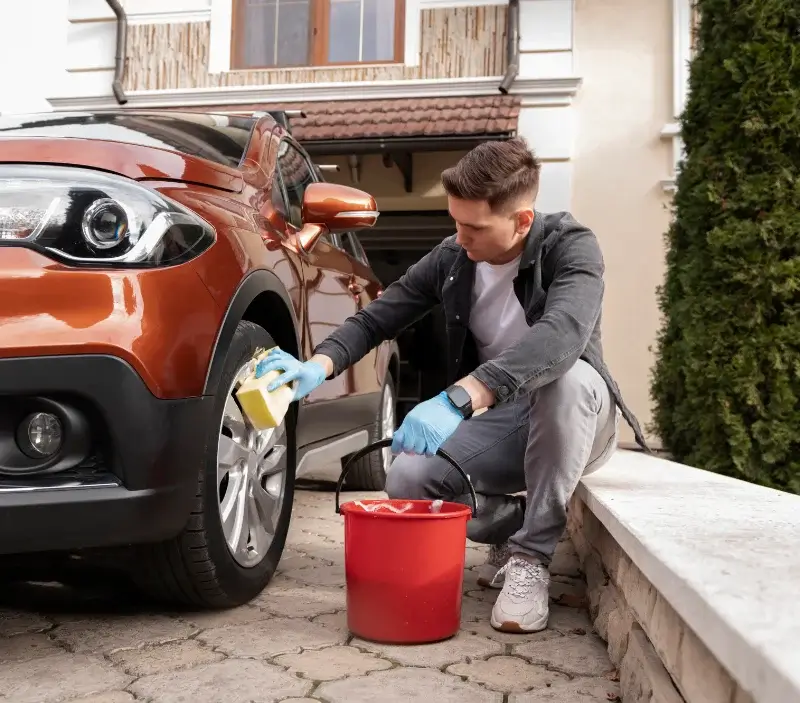 Lavage auto à domicile Villeporcher : professionnel intervenant sur un véhicule